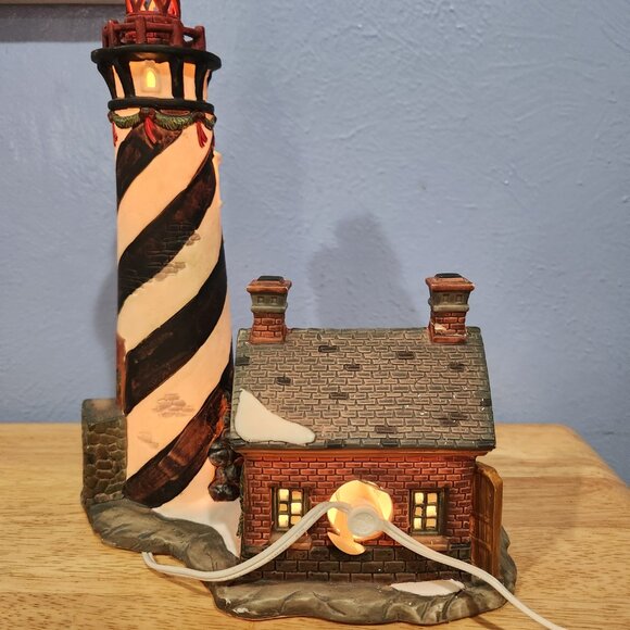 Santa's Workbench RIVERGATE LIGHTHOUSE Christmas Village Classic Series 2001 - Picture 4 of 6